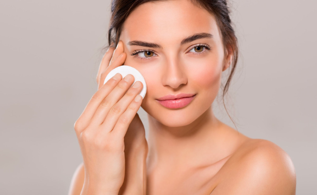Tẩy trang và rửa mặt là bước quan trọng nhất trong các bước chăm sóc da ban đêm